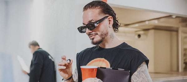 J Balvin brille avec les bijoux Unknow Brand : le luxe urbain au cœur de la tournée « Que Bueno Volver a Verte »